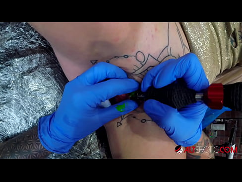 ❤️ La bomba Sully Savage, molt tatuada, es va tatuar al clítoris ❤❌ Vídeo sexual al porno ca.marketapp.top ﹏